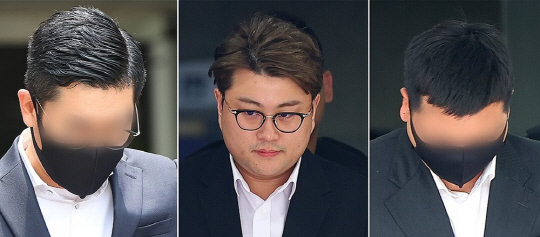 음주 운전 뺑소니 혐의를 받는 가수 김호중과 이와 관련한 소속사 관계자들이 24일 구속 전 피의자 심문(영장실질심사)을 위해 법정에 출석했다. 왼쪽부터 김씨 매니저에게 허위 자수를 지시한 혐의를 받는 소속사 생각엔터테인먼트 이광득, 음주 뺑소니 혐의의 가수 김호중, 김씨 차량의 블랙박스 메모리카드를 제거한 혐의를 받는 본부장 전모씨가 각각 영장심사를 마치고 서울중앙지법을 나서고 있다.<연합뉴스>